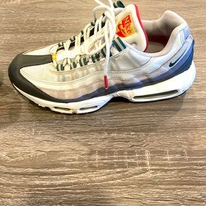 Nike Air Max 95 "Prep School" Pure Platinum Gorge Green size 8. Like new!!